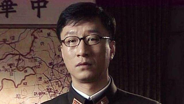 在南京成功刺杀李海峰之后,余则成便遭到了万里浪等人的暗杀,险些送命