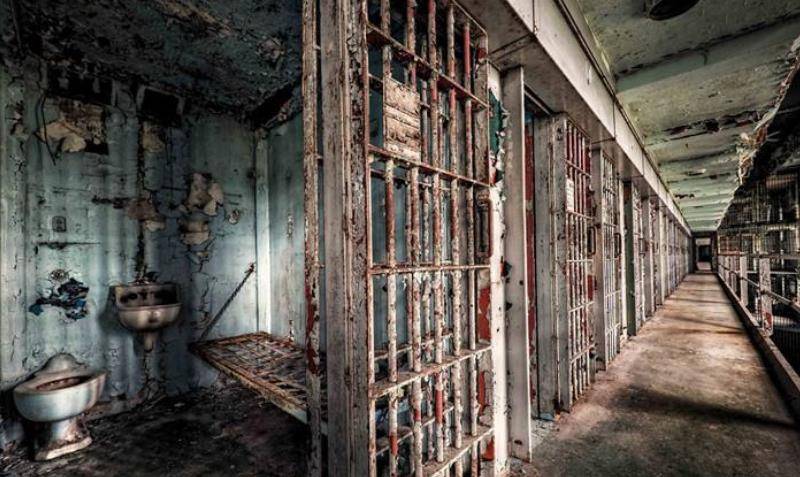 揭秘美国监狱监狱长白天高呼打击性侵女囚晚上却给女囚拍裸照