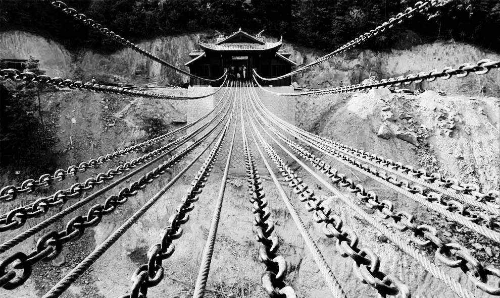 红军的最高决策者把目光移到了从安顺场向北320里的泸定桥上,这是大