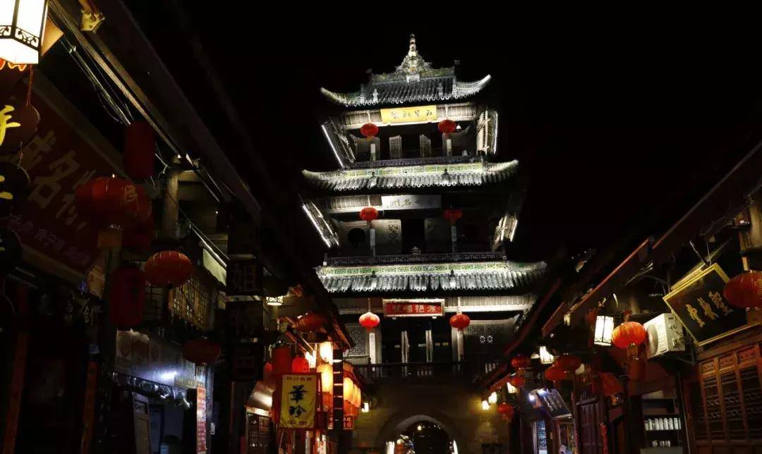 夕阳西下,走上阆中城东的白塔,可以俯瞰被嘉陵江环绕的阆中古城.