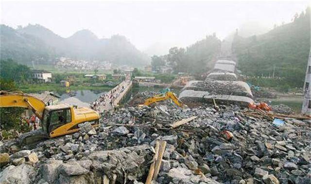 凤凰沱江大桥是湘西自治州五十周年献礼工程,却在还未正式通车时出现