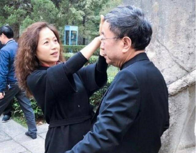 此时还在深圳打拼的李红并不知道丈夫和马兰已经背着自己打得如此火热