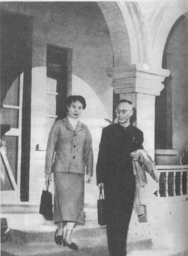 原创溥仪晚年下班途中被旧臣围困高呼皇上溥仪一句话怒怼满清旧臣