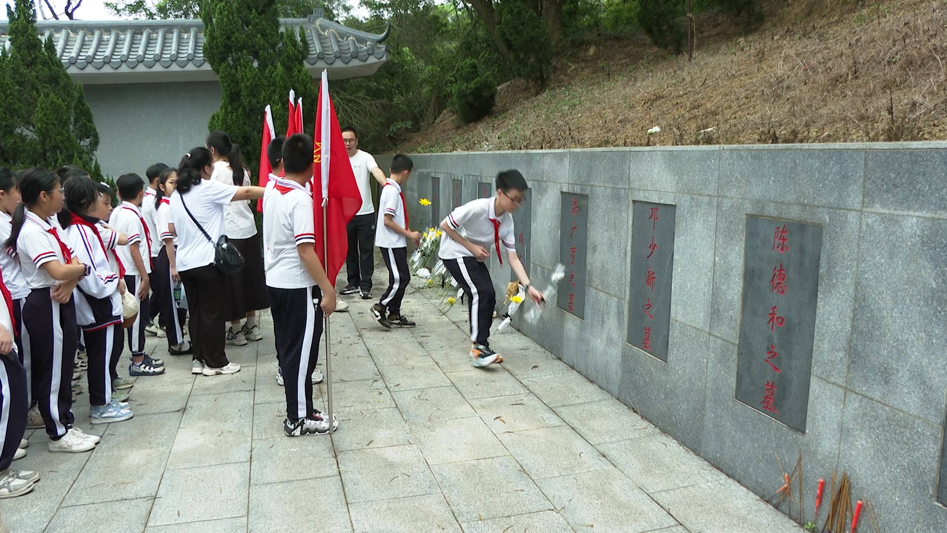 小学生祭扫烈士墓图片图片