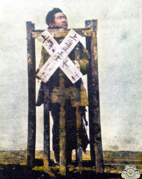 然后保持一种也蹲马步的姿势,这个刑罚看似很轻松其实