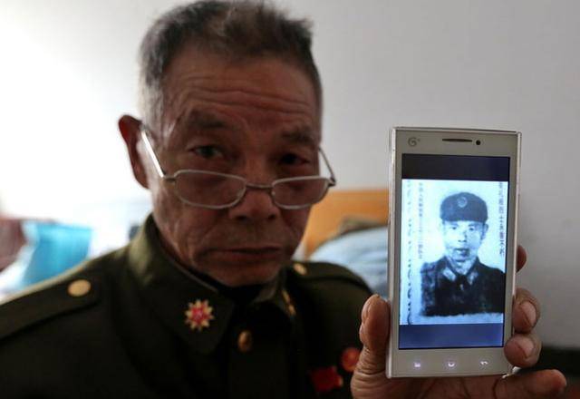 江西老汉在烈士陵园扫墓时在一墓碑前老泪纵横这是我的墓啊