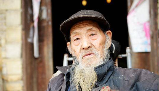 之后陈大权进了警卫队,凭着自己的能力当上了班长.