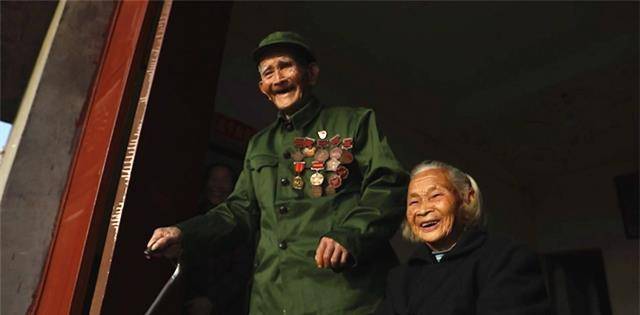 原创原创市里寻找退伍老兵百岁老农掏出23枚军功章揭开60年的秘密