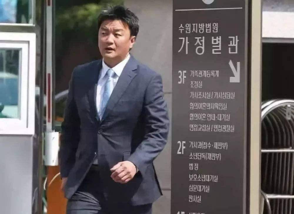 为了保护宝贝女儿,李健熙将自己的保安任佑宰派到李富真身边,让他随身