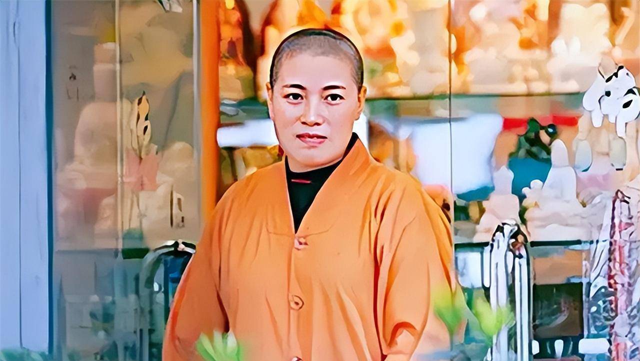 原创原创2015年香港寺院丑闻曝光富婆尼姑释智定敛财千万被判15年