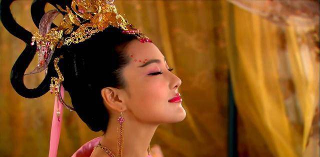 再次出场是姜皇后训诫妲己,三后一起,也如牵线木偶.