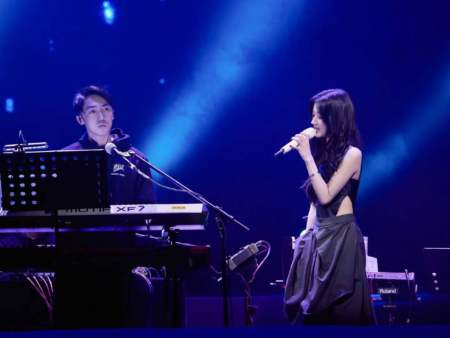 那年她没有浓妆艳抹,只穿着一身校服,却惊艳了我整个青春_单依纯_歌声