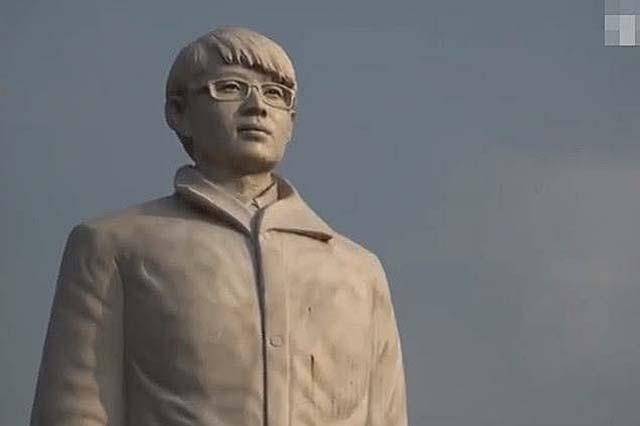 被救者母亲灵堂前下跪忏悔,政府送去76万抚恤金孟瑞鹏的父母在得知