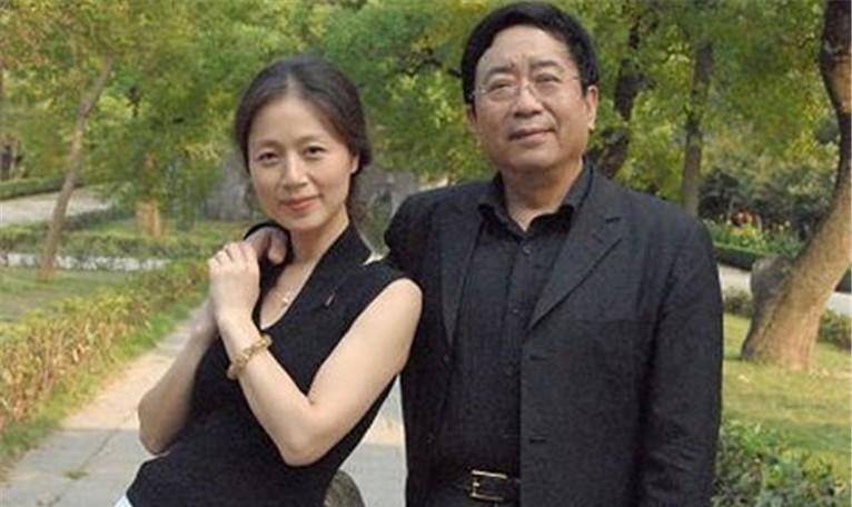 四,成全李红在1992年回到上海的时候,无意当中发现了余秋雨和马兰的"