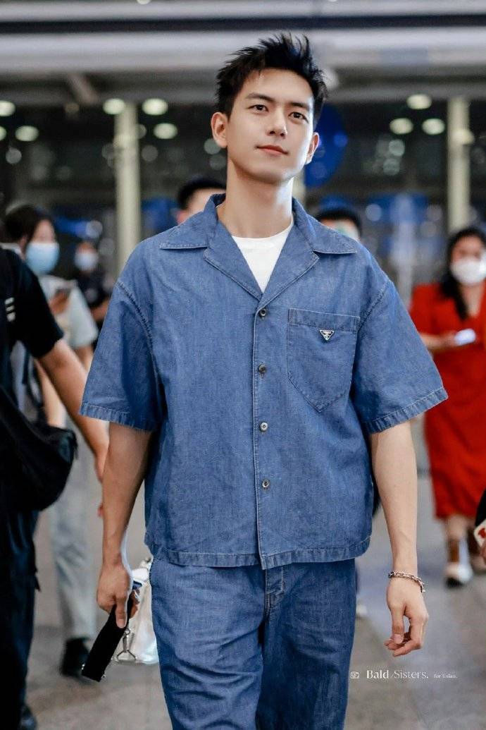 全北京都在偶遇李现李现镜头畸变下的颜值