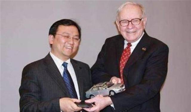 原创他父母早逝嫂子卖掉嫁妆供他上学如今身价300亿和嫂子住对门