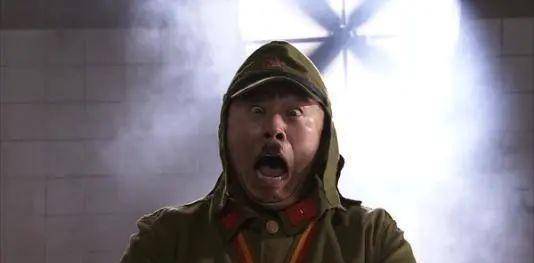 《八佰》中,侵华日军穿着昭和五式陆军军服,细节的立领设计,肩部两侧