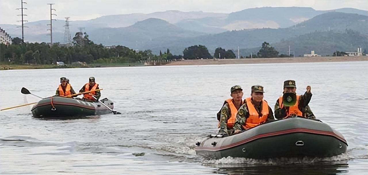 原创1998年特大洪水中7岁女孩抱树9小时后获救25年已过她怎么样了