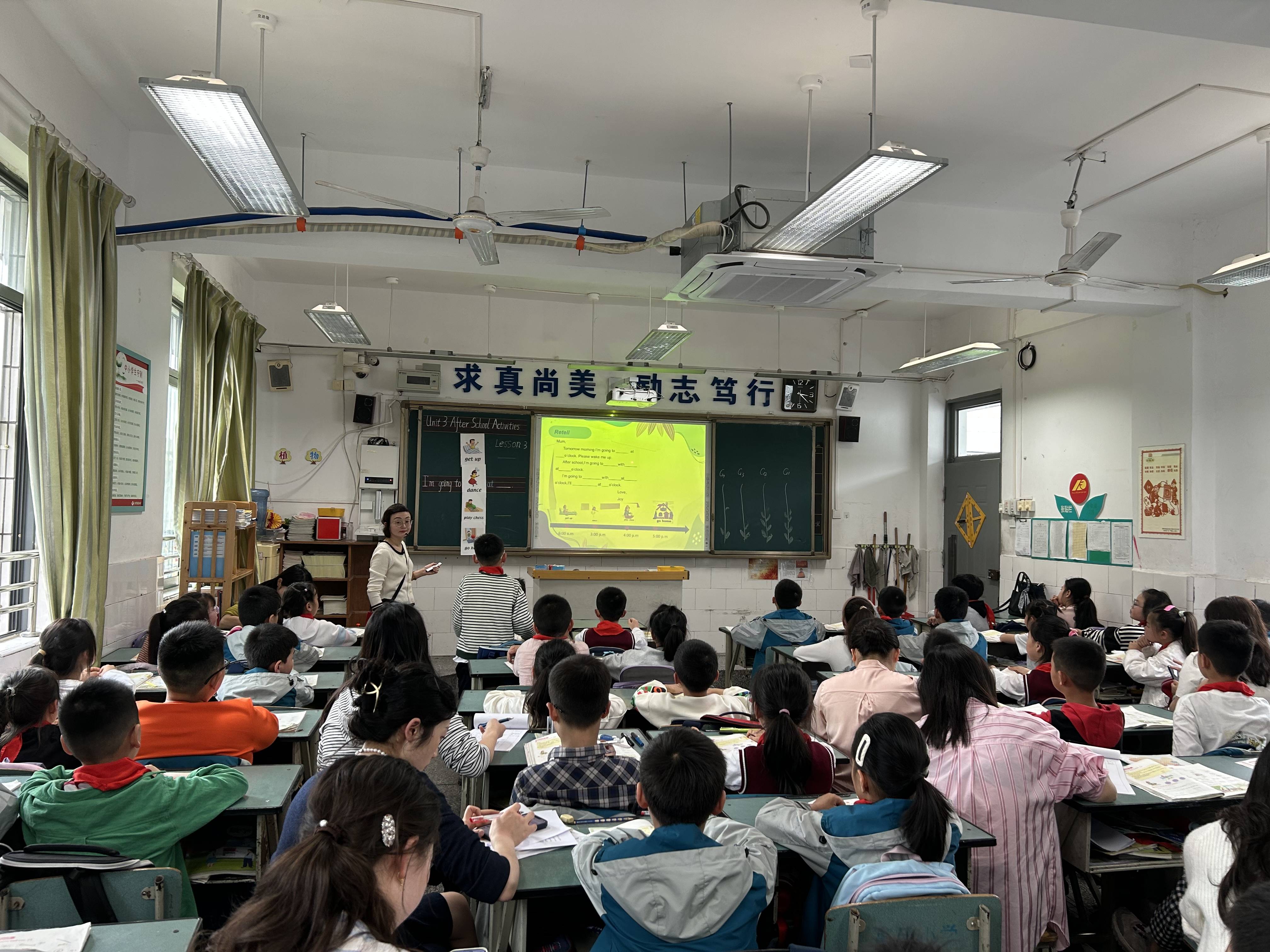 绵阳市游仙区小学英语教研员赵玲走进绵阳市富乐实验小学指导英语教研