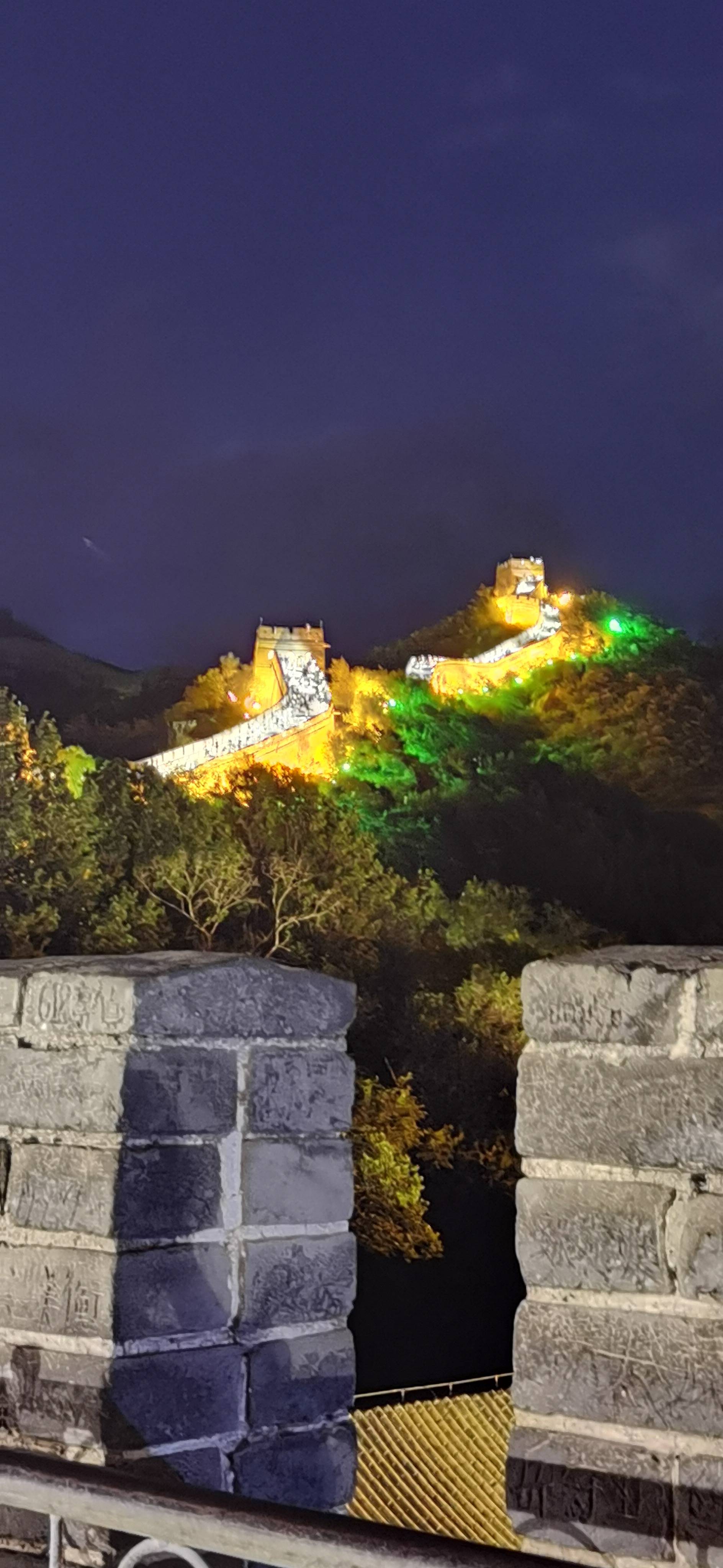 夜幕下的八达岭长城:神秘之旅等你来探!