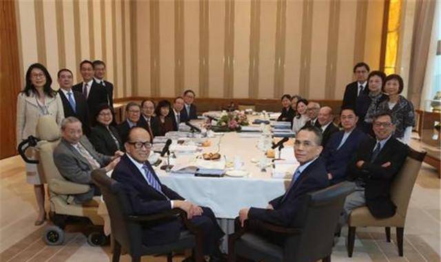 原创打工皇帝霍建宁为李嘉诚家族狂揽2000多亿年薪高达2个亿