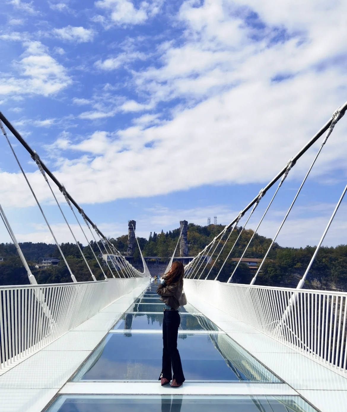 站在桥上,您可以俯瞰到壮丽的大峡谷景色,感受刺激的玻璃脚下的高空