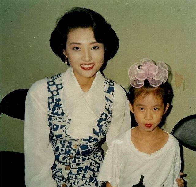 于文华近况单身带女嫁钢琴家与毕福剑合影58岁皮肤白皙