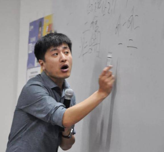 考研名师张雪峰曾经爆红一时为何这两年销声匿迹了