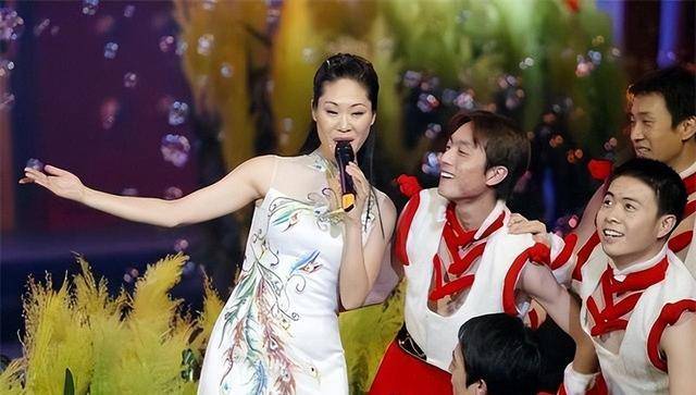 于文华近况单身带女嫁钢琴家与毕福剑合影58岁皮肤白皙