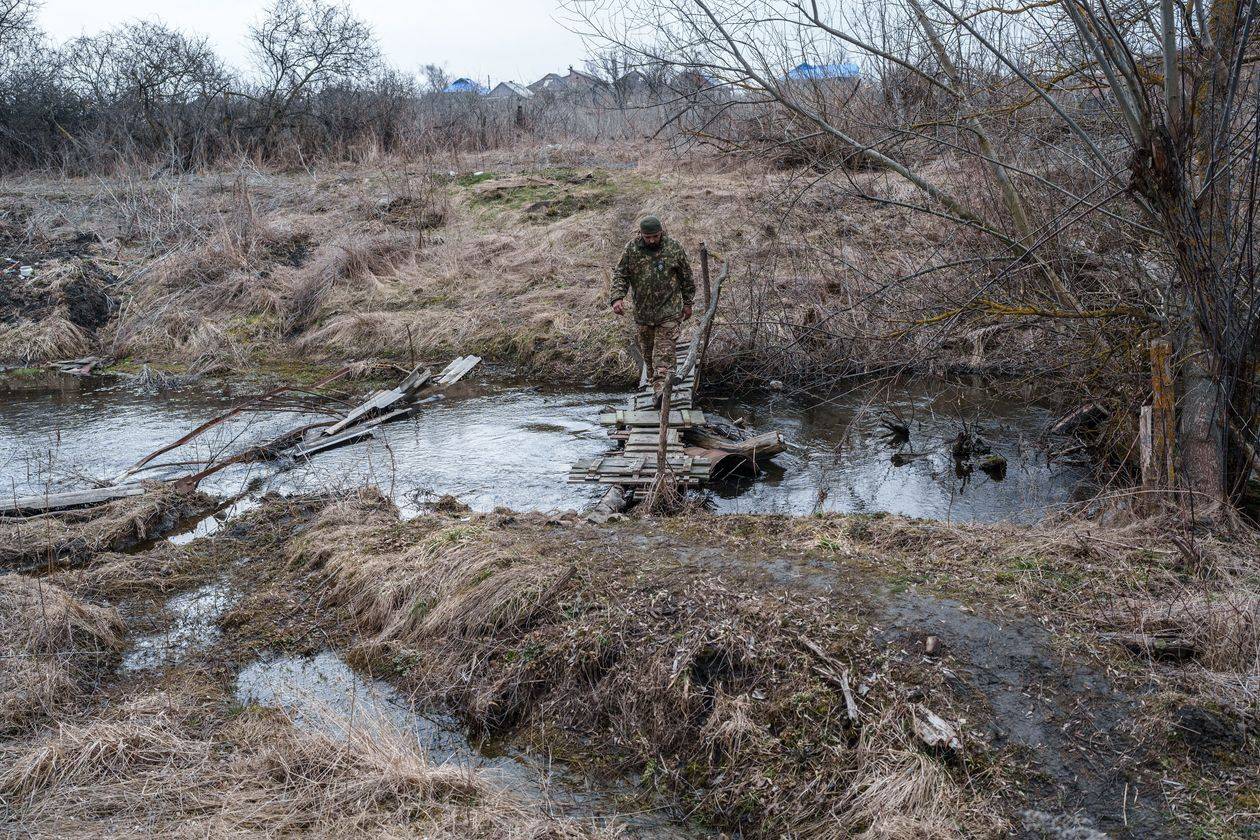 因弹药短缺乌军士兵被迫在沼泽里寻找未爆炮弹