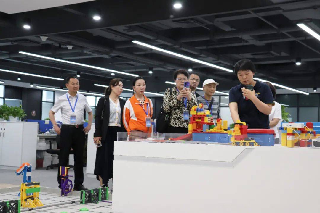 新商业领袖课程班学员参访盛通教育集团