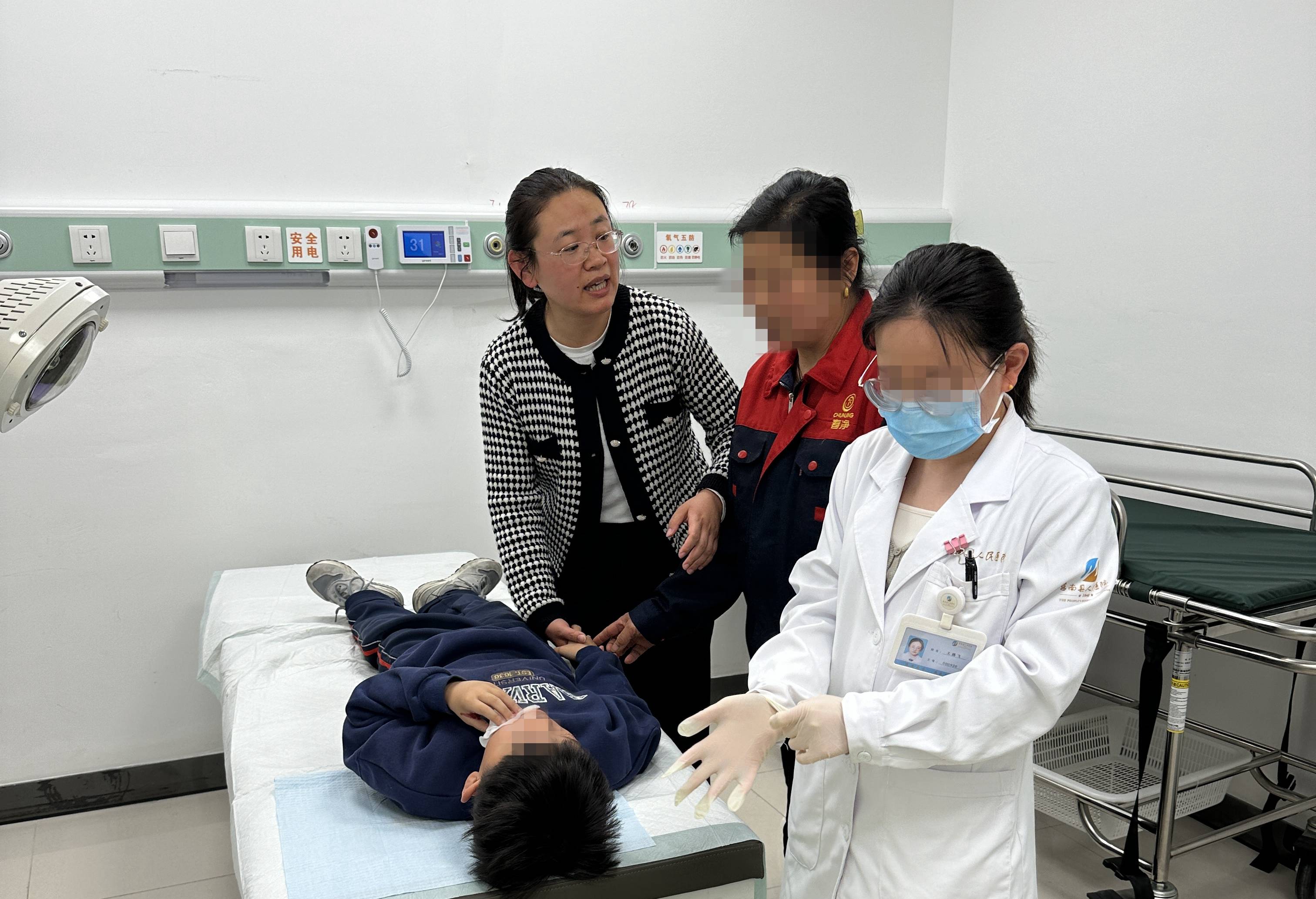 莒南交警紧急送医暖心守护 用"警"心温暖民心_姜洁_李雪莹_孩子