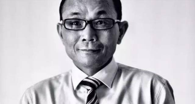 以前那些巴结他的人对他避之唯恐不及,身边的"兄弟"作鸟兽散,尧建云一