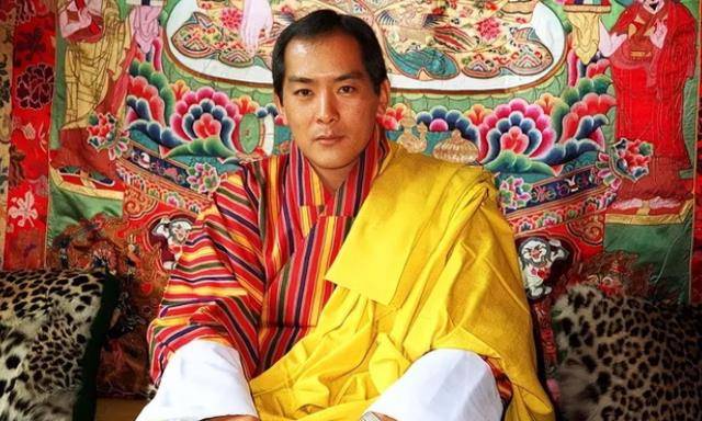 原创不丹国王17岁继位娶同胞4姐妹生10个孩子51岁时退位享清福