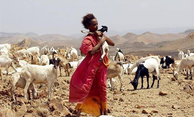 原创名模华莉丝4岁失身5岁被割私部成名后公开经历联合国也重视