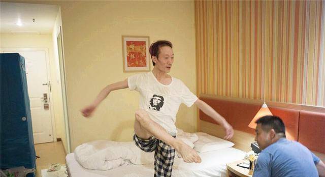 郭冷的母亲非常热爱舞蹈,尤其是芭蕾舞,所以只要有演出,她就会带着幼