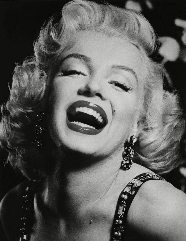 梦露的死始终是个谜,死后身穿秋衣入殓,一头金发被剃光_玛丽莲梦露