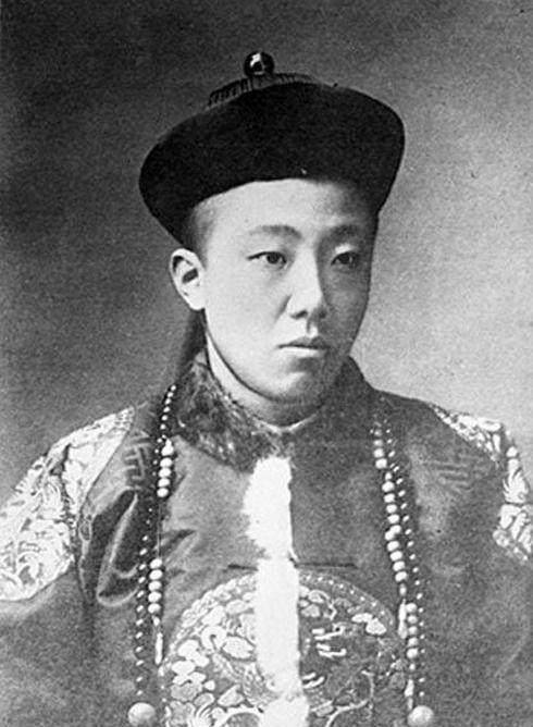 这位就是爱新觉罗·载涛,他是光绪皇帝的弟弟,是宣统皇帝溥仪的叔叔