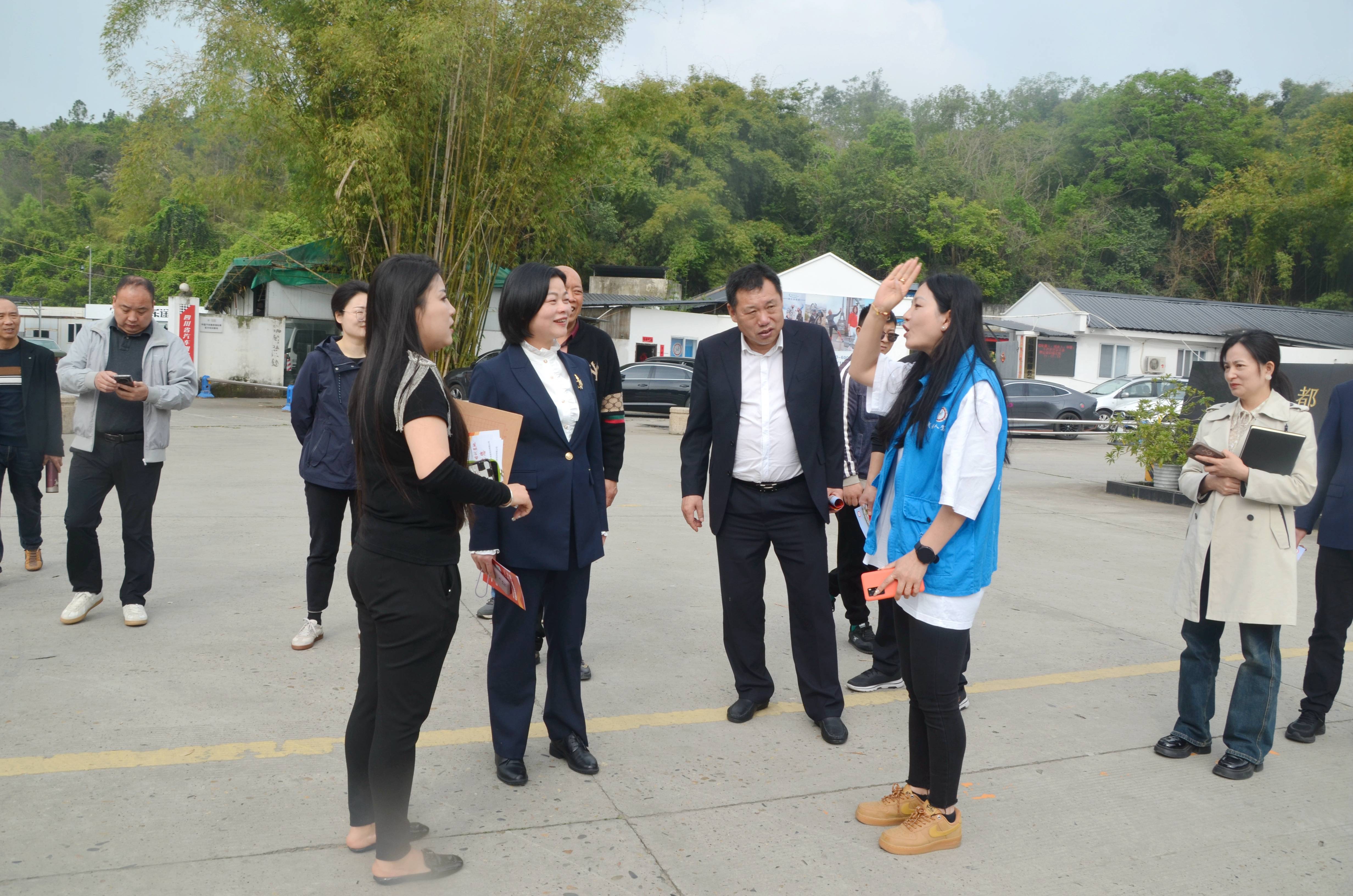 浙江省长兴县副县长吴秋景一行考察成都残疾人驾驶培训基地
