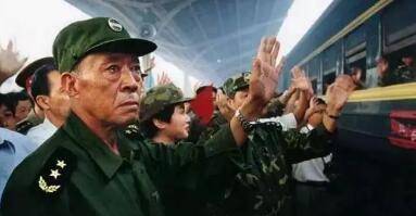 这位57岁将军哭着救险,如今已经去世,儿子很是优秀_灾害_洪水_董三榕