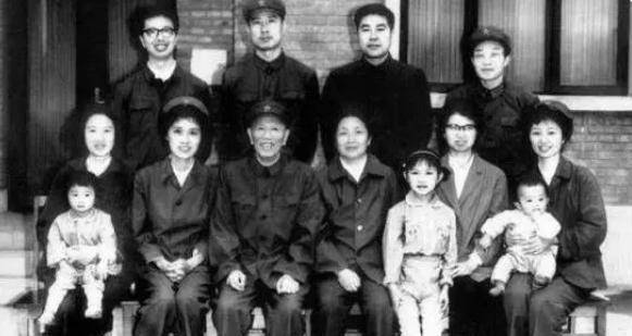 邓华被降职处理为何韦杰中将还敢去看望他2种原因很关键