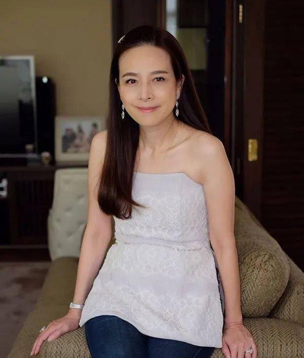 华裔美女神似西拉米泰王几次示好碰一鼻子灰富婆老公比玛哈帅