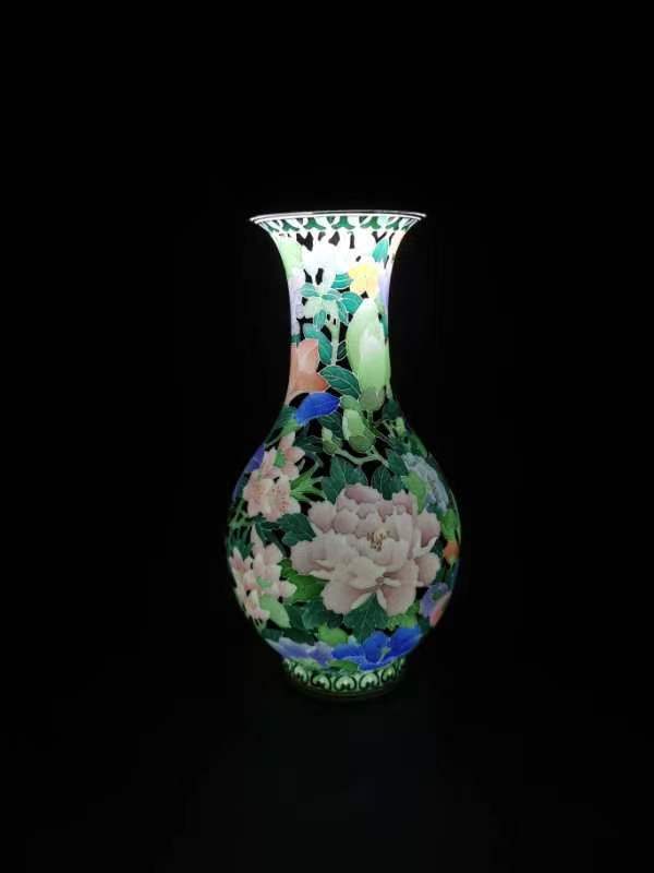 朱逸君大师因釉下五彩技艺精湛,还曾借调到在群力瓷厂,参加人民大会堂