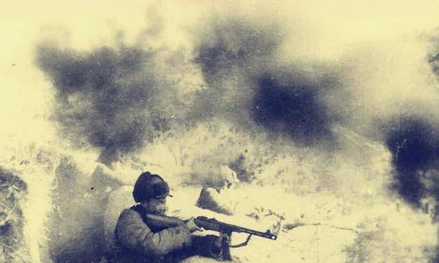 山头硬是被削低2米,送进一个苹果立二等功_战役_战争_秦基伟