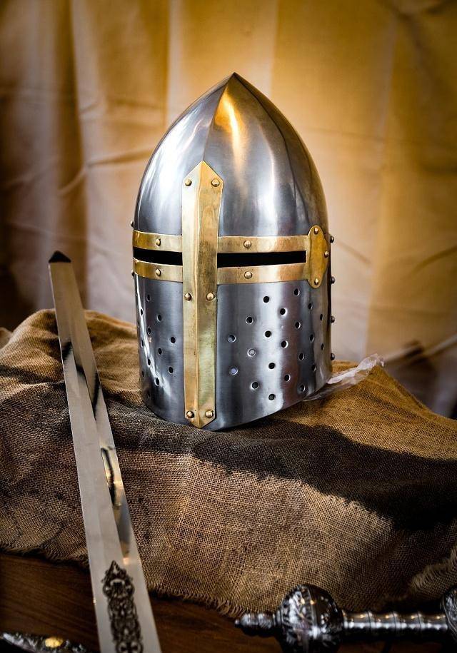 的兵器非常制式化,与所担任的职务完全配合:戴一顶有高耸冠毛的头盔