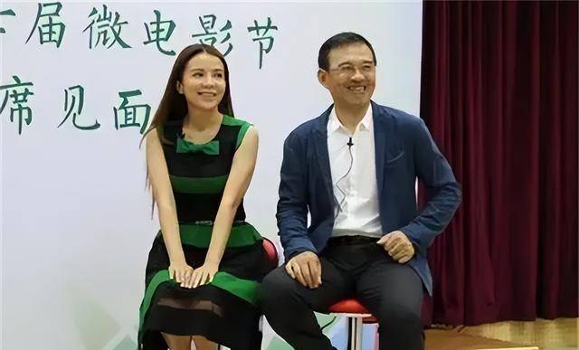 笑起来像朱迅,板起脸来像王志,对于儿子,朱迅曾笑着坦言:"现在儿子都