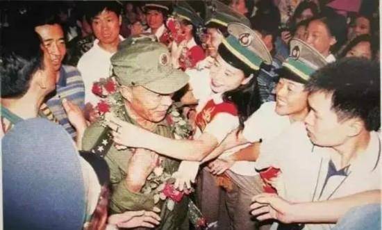 这位57岁将军哭着救险,如今已经去世,儿子很是优秀_灾害_洪水_董三榕