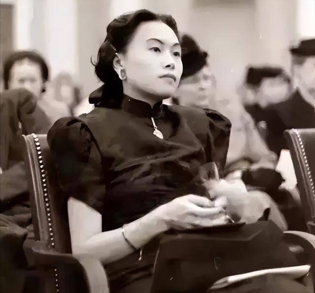 陈香梅早年丧母中年丧夫替美军中将丈夫领抗战70周年纪念章