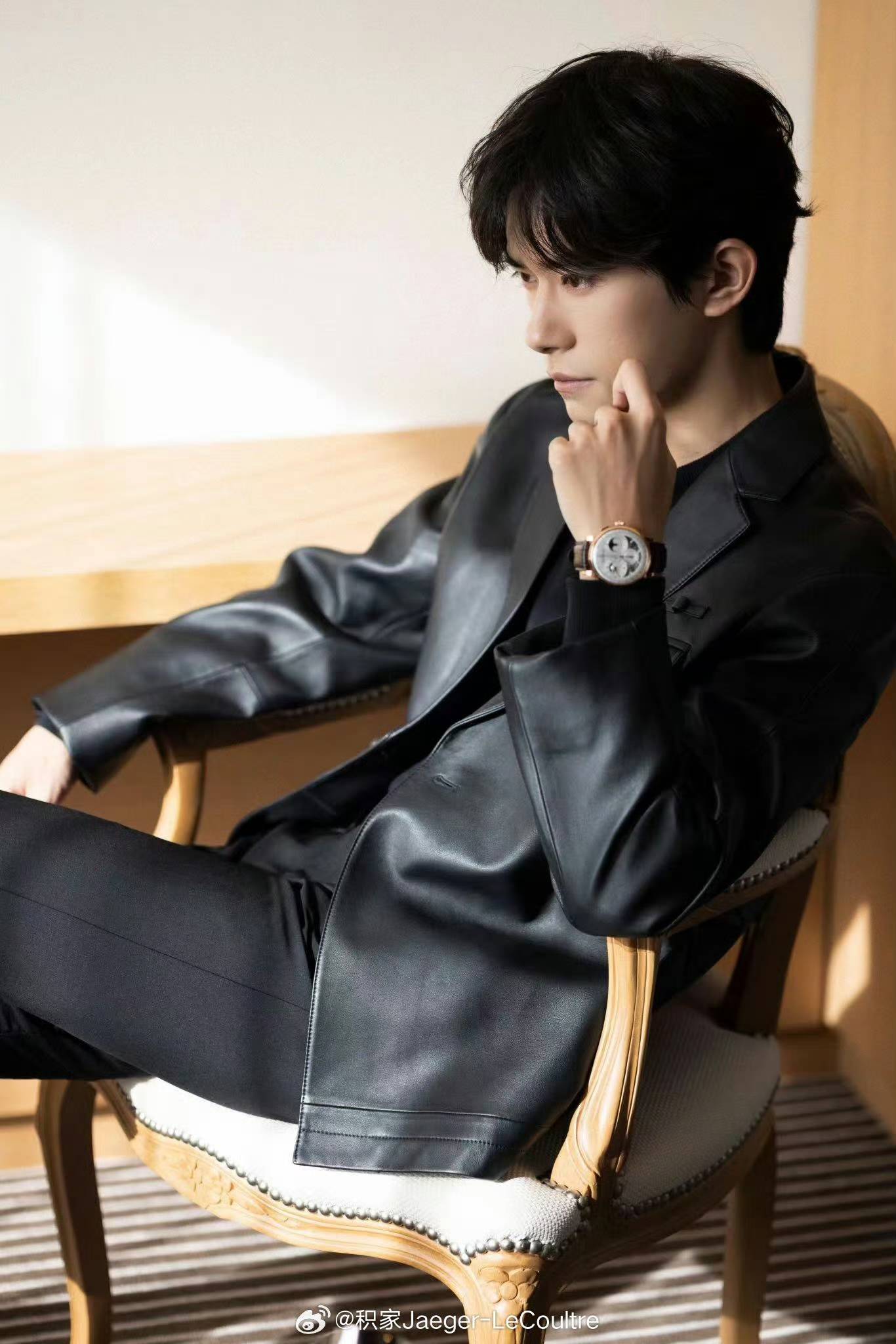 一件黑色的西服式皮衣搭配黑色西装裤,all