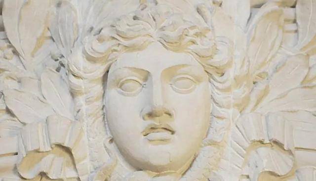 他没有像其他同学一样,对着人体模特作画,或者是雕刻一张人脸石像